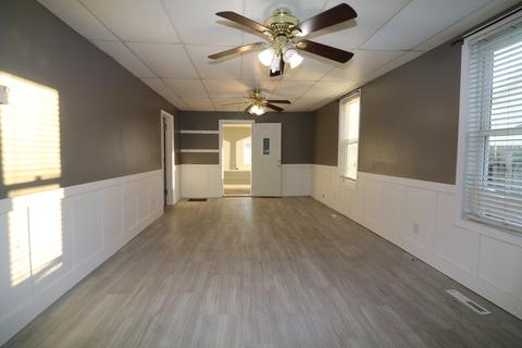 613 E Macon St, Clinton, IL 61727 photo 6