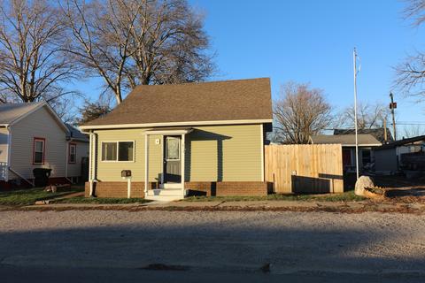 613 E Macon St, Clinton, IL 61727 photo 2