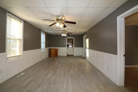 613 E Macon St, Clinton, IL 61727 photo 5