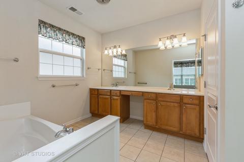 826 Rambling Brook Cir, Elgin, IL 60124 photo 16