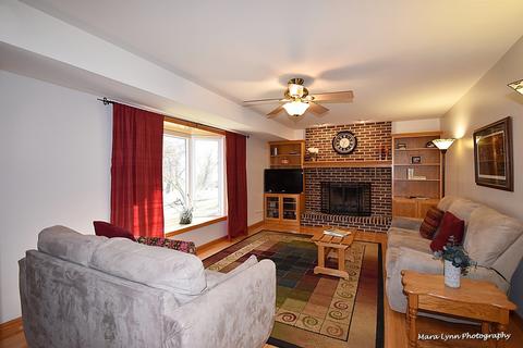 701 Stuart Dr, Carol Stream, IL 60188 photo 3