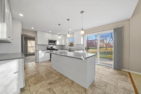 1073 Wakefield Dr, Elgin, IL 60120 photo 9