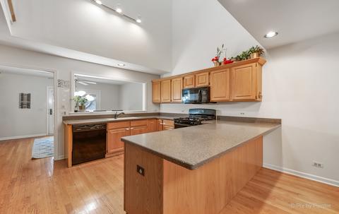 2085 Hallmark Ct, Wheaton, IL 60187 photo 8