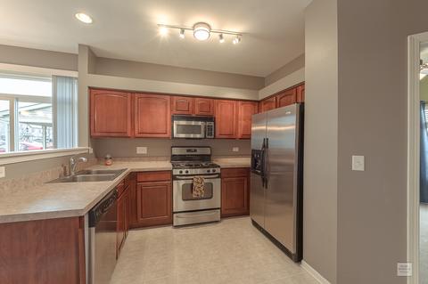 327 Gregory Ln, Plano, IL 60545 photo 4