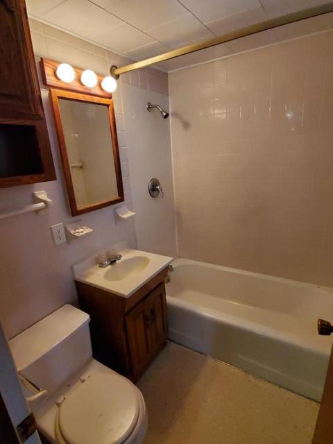 330 N Tower Rd, Freeport, IL 61032 photo 4