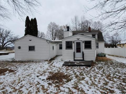 330 N Tower Rd, Freeport, IL 61032 photo 2