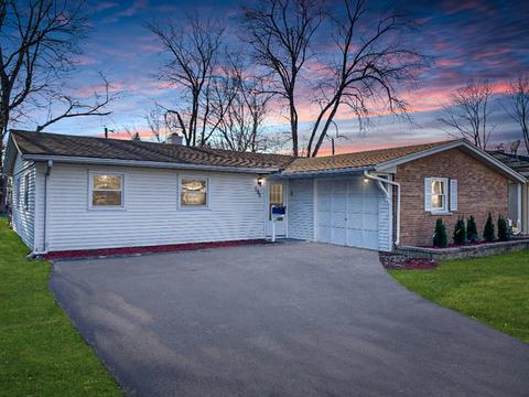 909 Valley Stream Dr, Wheeling, IL 60090 photo 1