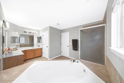 711 Eagle Brook Ln, Naperville, IL 60565 photo 18