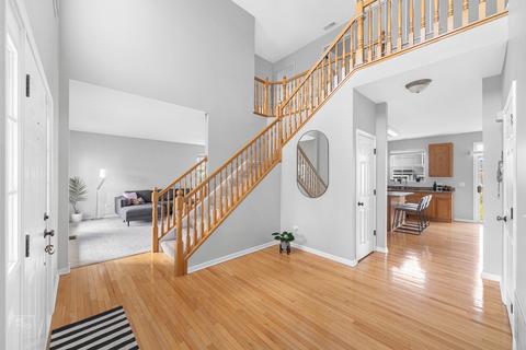 711 Eagle Brook Ln, Naperville, IL 60565 photo 2