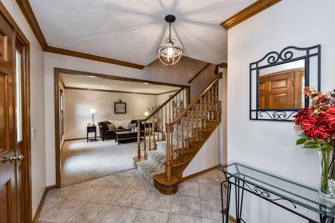 2167 Embden Ln, Wheaton, IL 60189 photo 2
