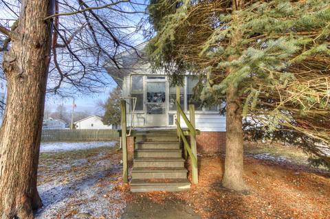347 E Pells St, Paxton, IL 60957 photo 3