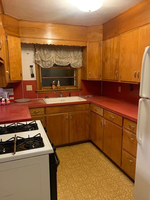104 E South St, Freeport, IL 61032 photo 2
