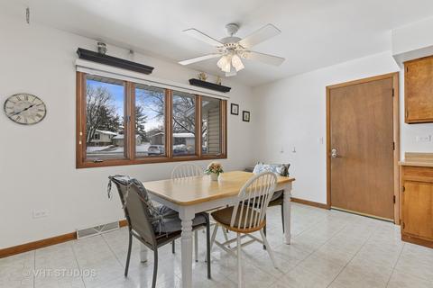 52 Devonshire Cir, Elgin, IL 60123 photo 3