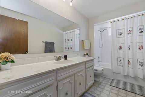 52 Devonshire Cir, Elgin, IL 60123 photo 11