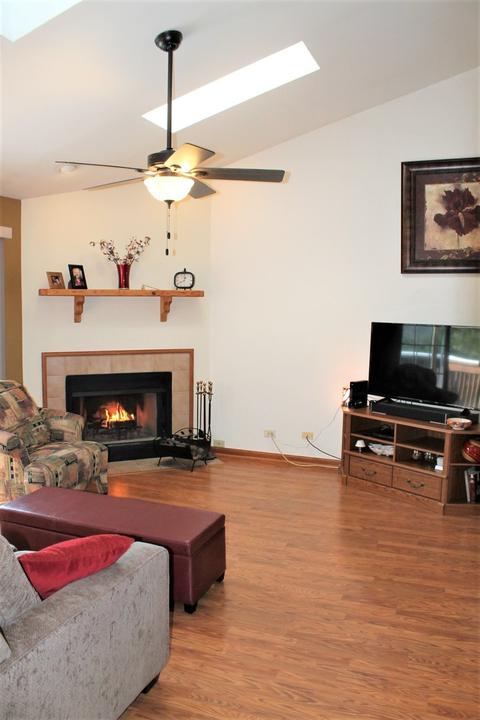963 Ascot Dr, Elgin, IL 60123 photo 4