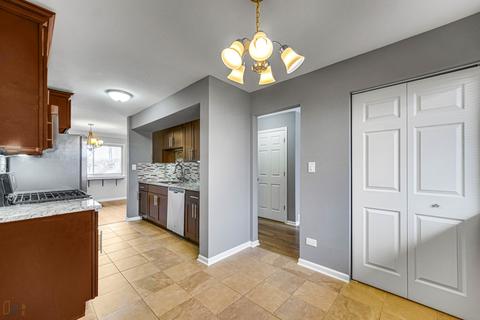 1665 Ottawa Ct, Wheeling, IL 60090 photo 4