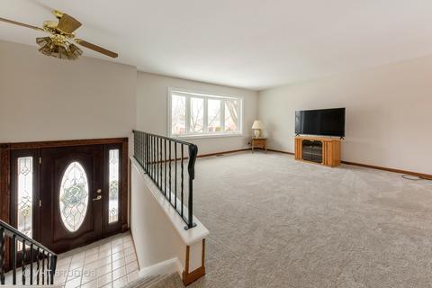 2009 E Parkview Cir, Hoffman Estates, IL 60169 photo 2