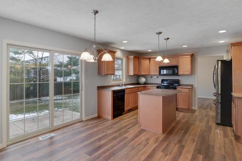 2 Tralee Ct, Bloomington, IL 61704 photo 4