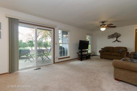 1300 Brunswick Ct, Elgin, IL 60120 photo 2