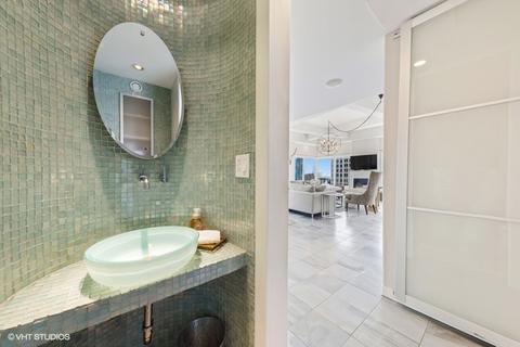 30 E Huron St #5602, Chicago, IL 60611 photo 4