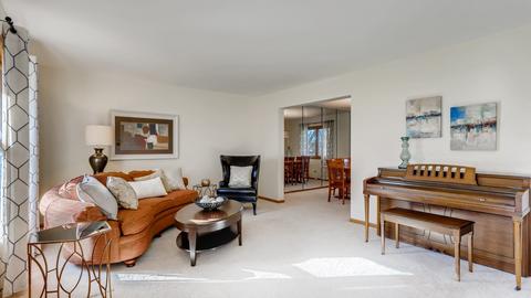 1020 Freeman Rd, Hoffman Estates, IL 60192 photo 2