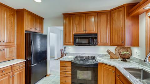 1020 Freeman Rd, Hoffman Estates, IL 60192 photo 9