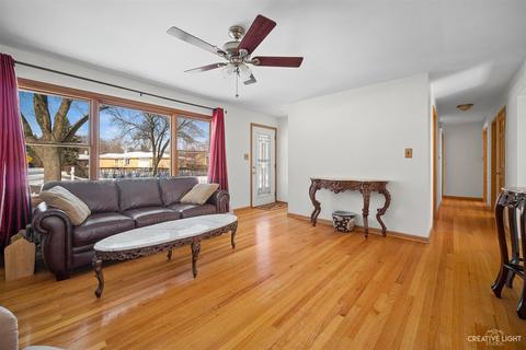 137 Cherry St, Roselle, IL 60172 photo 2
