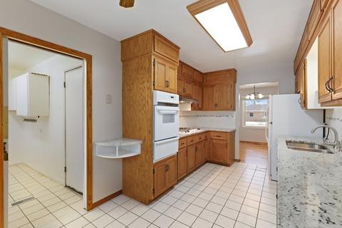 35 Bradley Ln, Hoffman Estates, IL 60169 photo 9