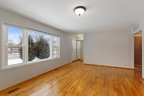 35 Bradley Ln, Hoffman Estates, IL 60169 photo 3