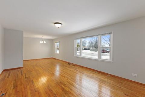 35 Bradley Ln, Hoffman Estates, IL 60169 photo 2