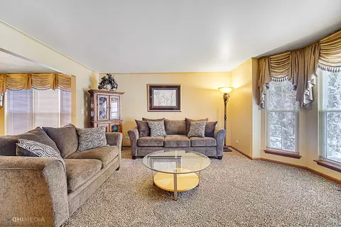2225 Barrett Dr, Algonquin, IL 60102 photo 4