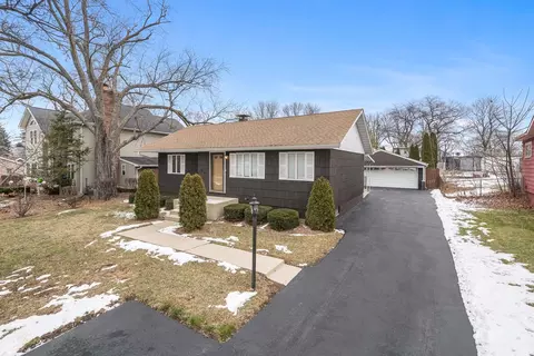 219 Sunrise Ave, Willowbrook, IL 60527 photo 2