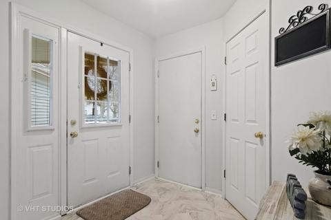 630 Cobblestone Ct, Elgin, IL 60120 photo 2