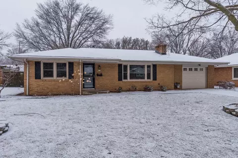 907 Dolphin Ave, Bloomington, IL 61701 photo 2
