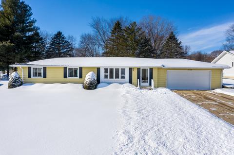 2026 Eagle Dr, Freeport, IL 61032 photo 1