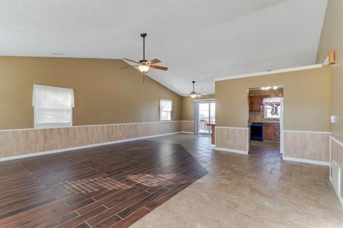 135 E Clay St, El Paso, IL 61738 photo 4