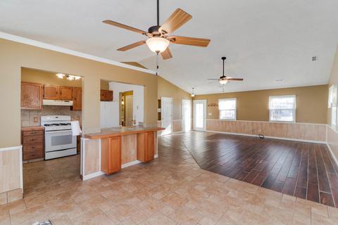 135 E Clay St, El Paso, IL 61738 photo 10
