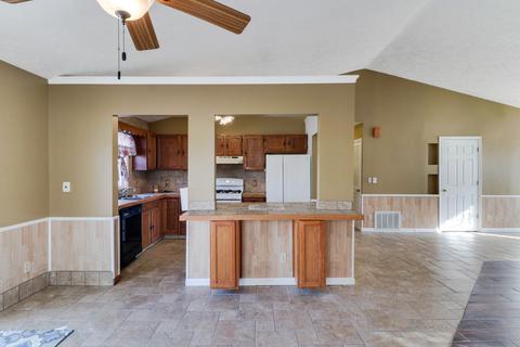 135 E Clay St, El Paso, IL 61738 photo 8