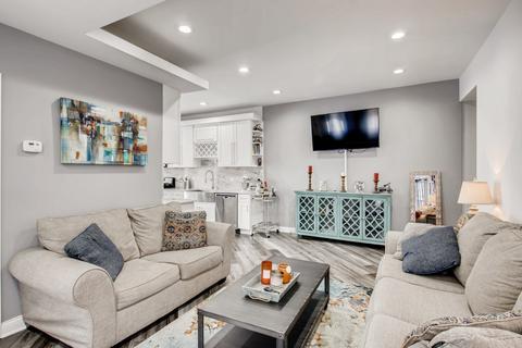 546 E 46th St #2W, Chicago, IL 60653 photo 1