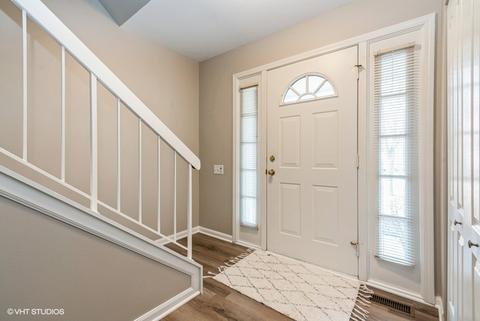 4585 Jade Ln, Hoffman Estates, IL 60192 photo 2