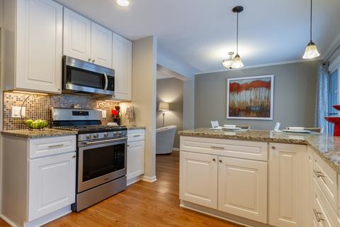 560 Hillcrest Blvd, Hoffman Estates, IL 60169 photo 7