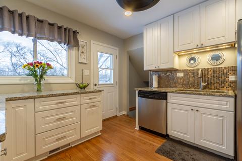 560 Hillcrest Blvd, Hoffman Estates, IL 60169 photo 9