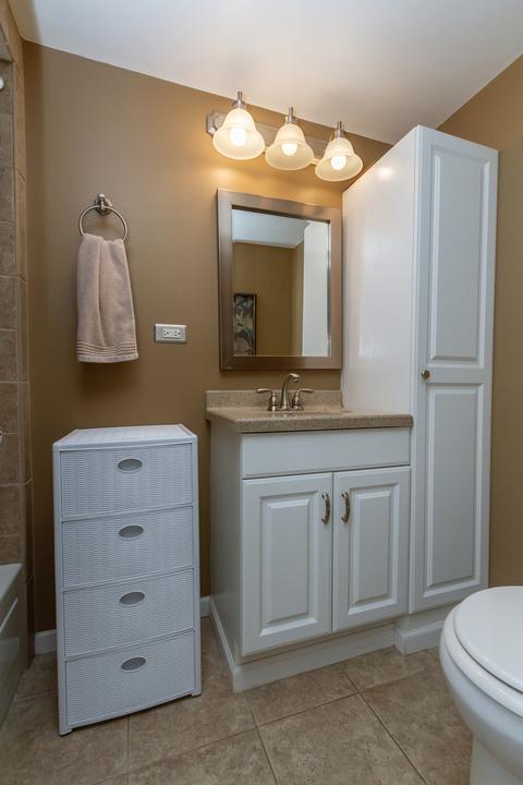 560 Hillcrest Blvd, Hoffman Estates, IL 60169 photo 12