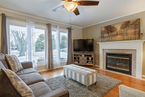 560 Hillcrest Blvd, Hoffman Estates, IL 60169 photo 4