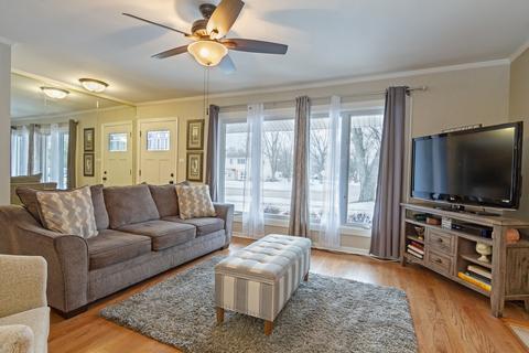 560 Hillcrest Blvd, Hoffman Estates, IL 60169 photo 3