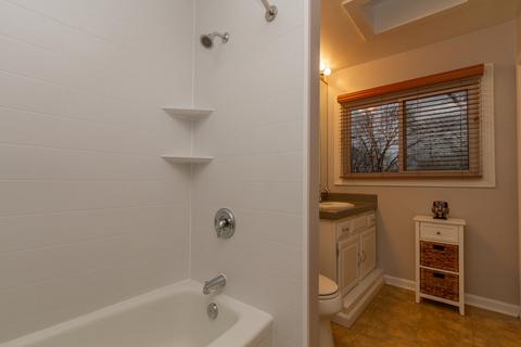 560 Hillcrest Blvd, Hoffman Estates, IL 60169 photo 17