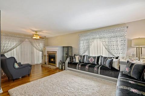 2098 Willow Run, Wheaton, IL 60189 photo 2