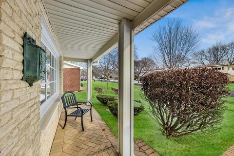 812 S Maple St, Mount Prospect, IL 60056 photo 2