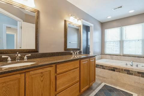 461 Vassar Ln, Des Plaines, IL 60016 photo 9
