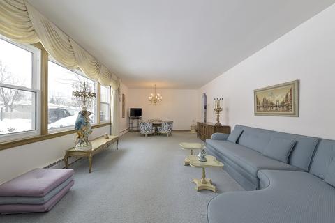 117 N Maple St, Mount Prospect, IL 60056 photo 2